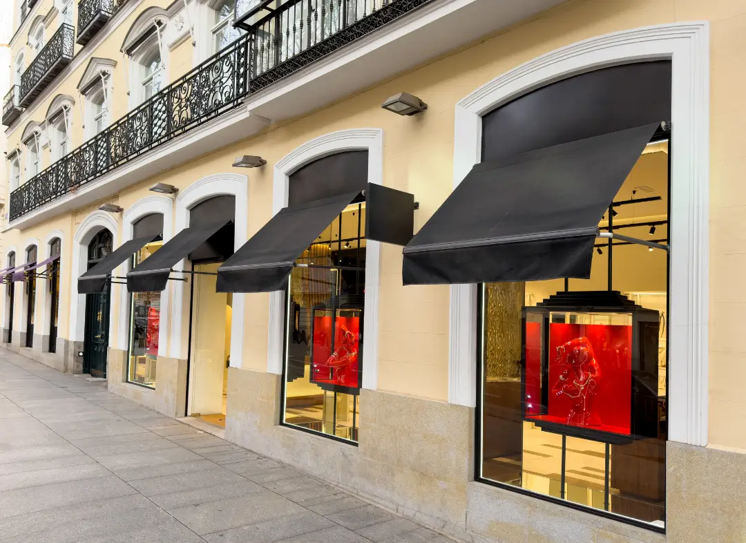 Façade vitrine de magasin en aluminium sur mesure à Bischwiller
